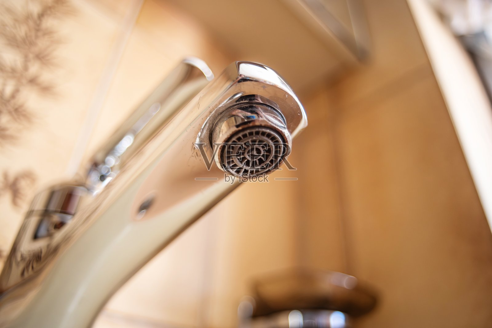 公寓浴室内滴水的水龙头，水滴特写，仰视镜头，浅景深，无人。照片摄影图片