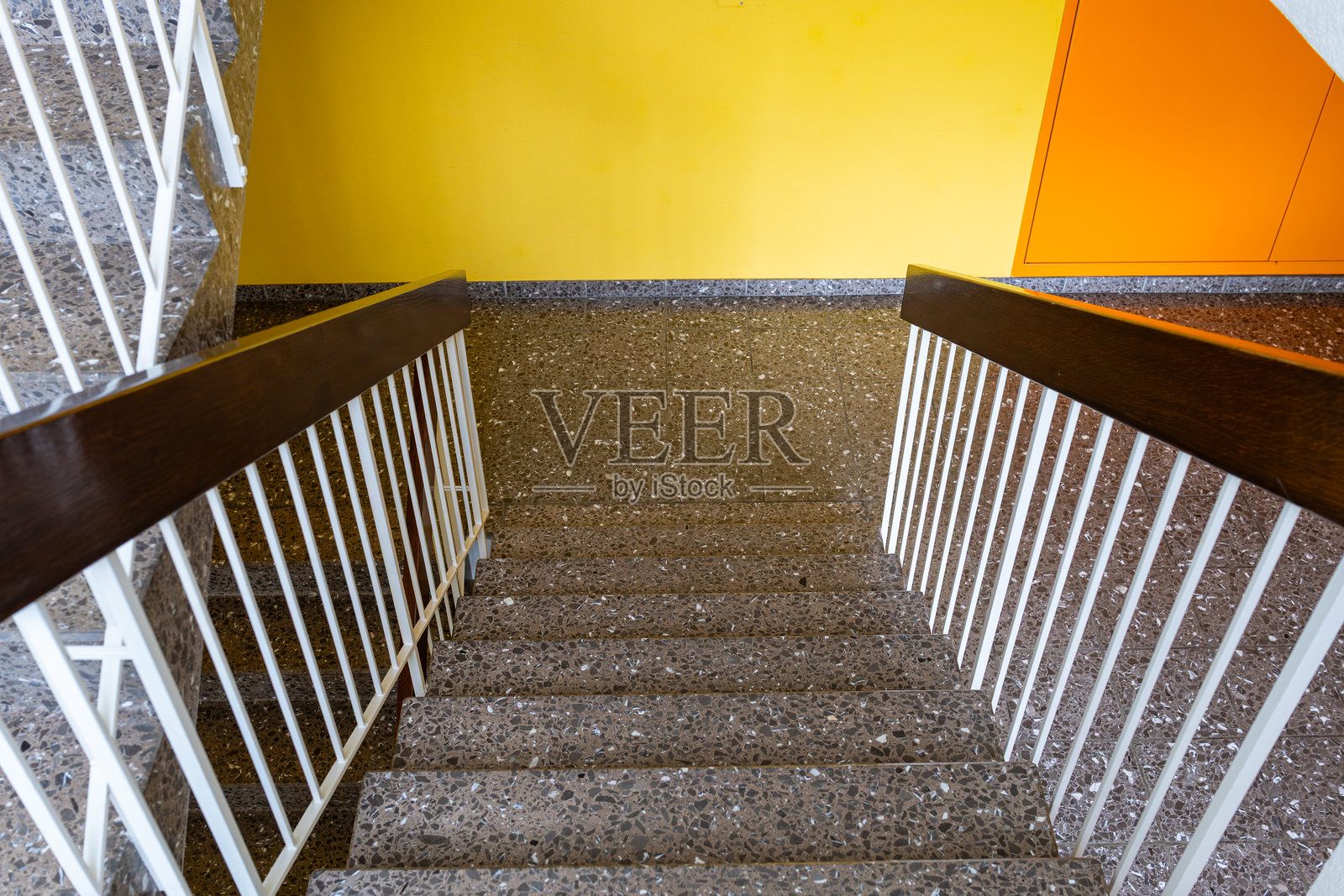 公寓楼内的金属扶手楼梯，广角视图，无人。照片摄影图片