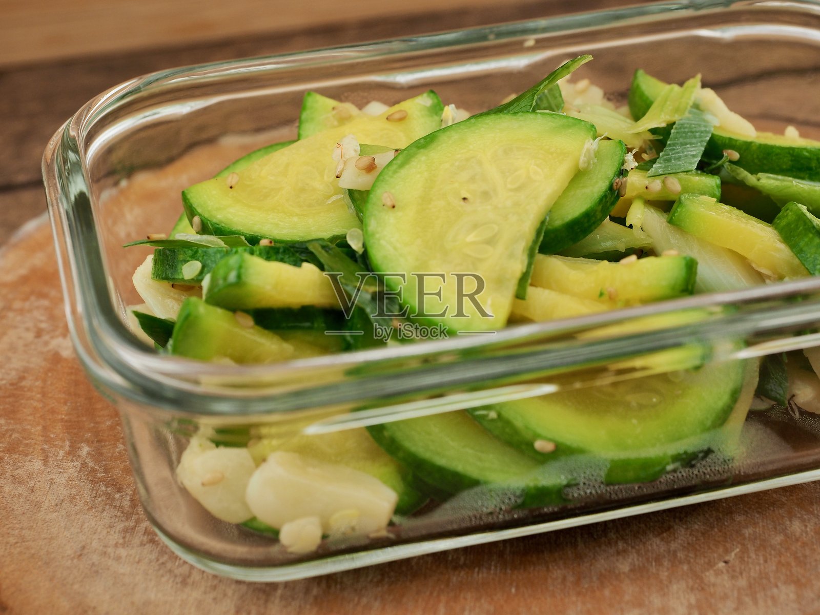 韩式炒西葫芦，烹饪中照片摄影图片