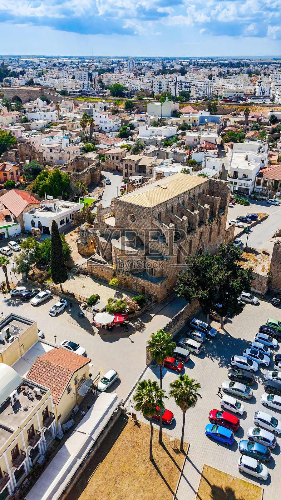 法马古斯塔的圣彼得和圣保罗大教堂（西南帕夏清真寺）鸟瞰图，曾是一座哥特式教堂，拥有中世纪建筑风格，周围是石头房屋和历史城市肌理，文化遗产与旅行概念。照片摄影图片