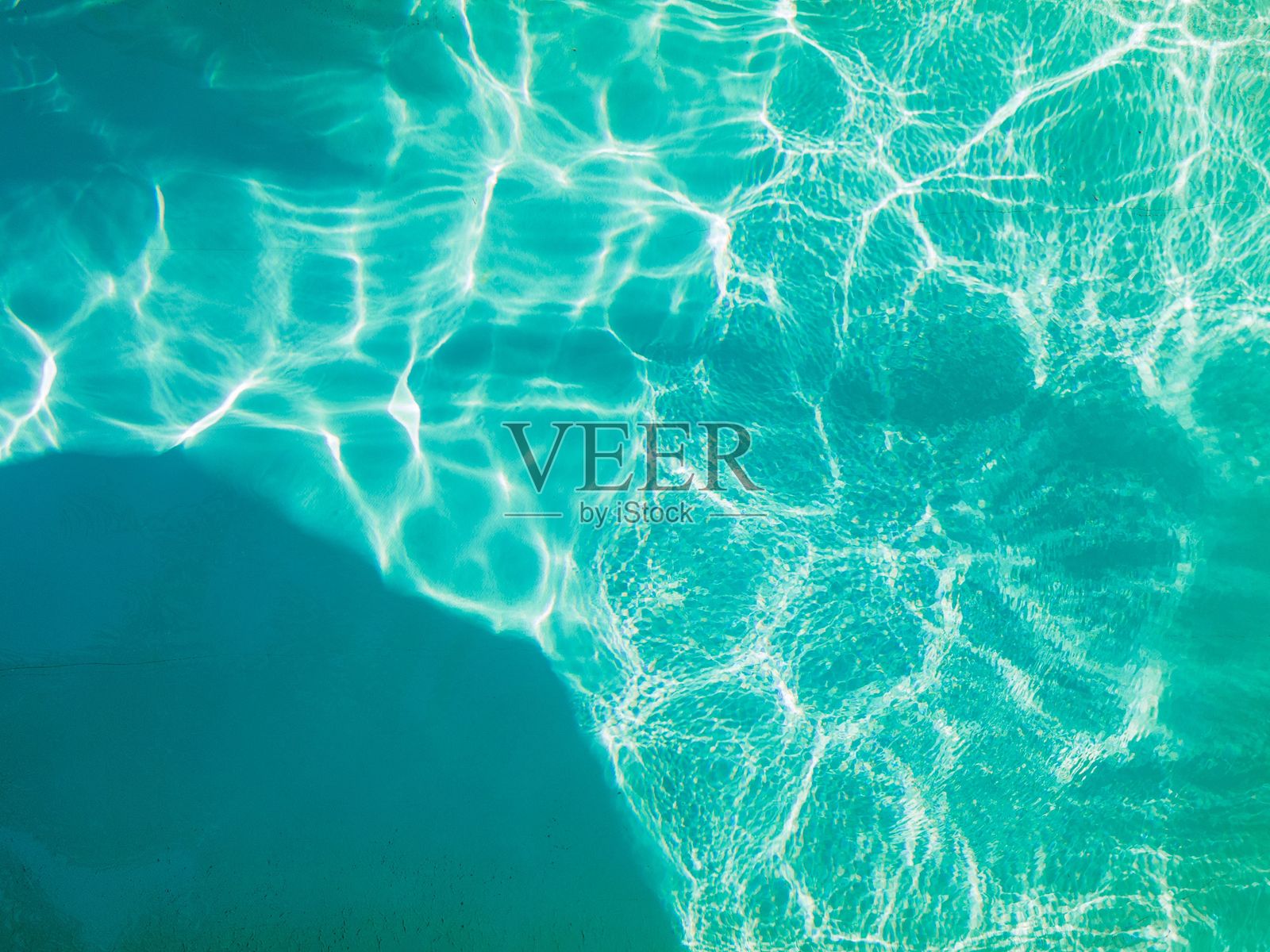 阳光在碧绿色水面上形成美丽的图案。照片摄影图片