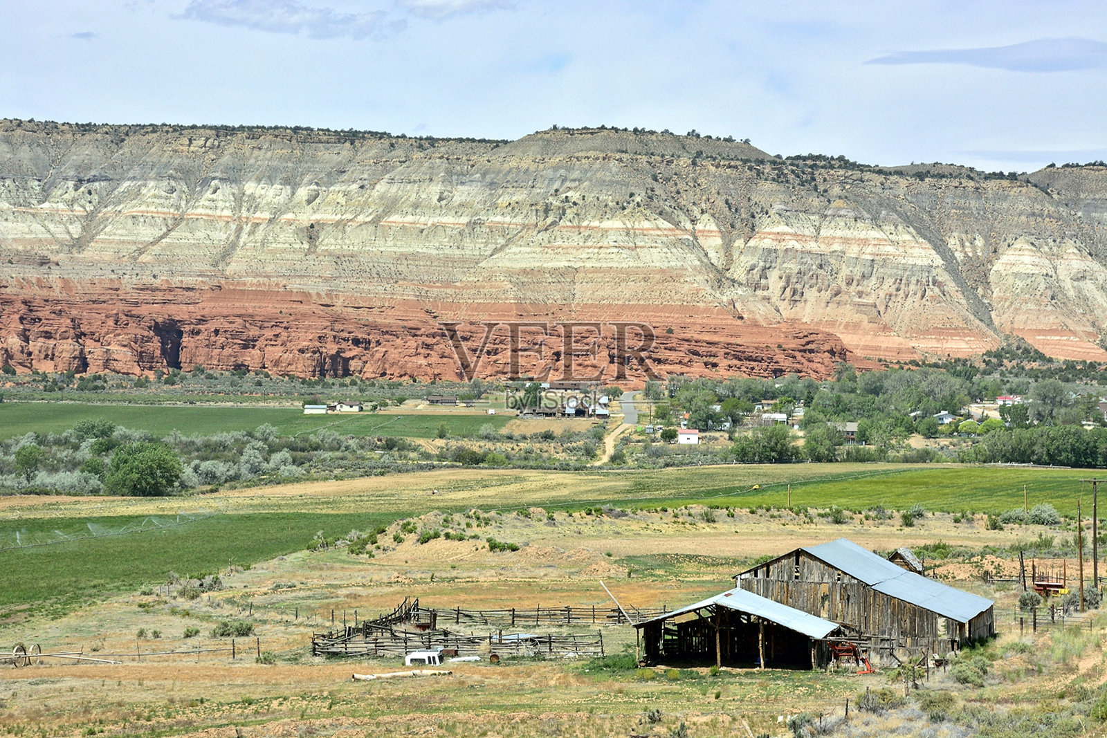 犹他州卡农维尔的风景如画的景观，通往大阶梯-埃斯卡兰特国家公园照片摄影图片
