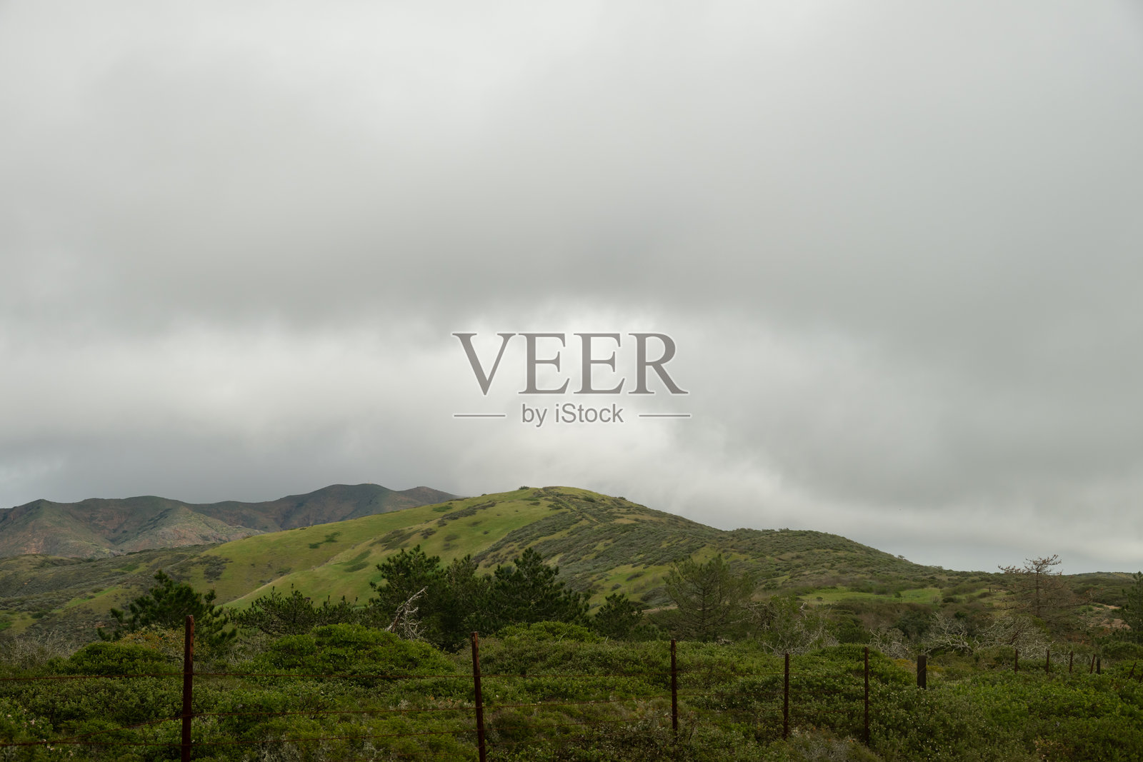 云彩在圣克鲁斯岛的绿色山丘上空移动照片摄影图片