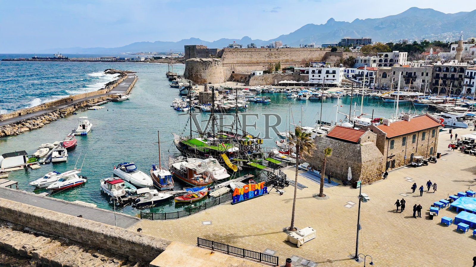 北塞浦路斯基尔尼亚港的鸟瞰图，展现了历史悠久的威尼斯建筑、碧蓝的地中海水域、游艇和基尔尼亚城堡，风景如画的海岸线，是著名的旅游胜地。照片摄影图片