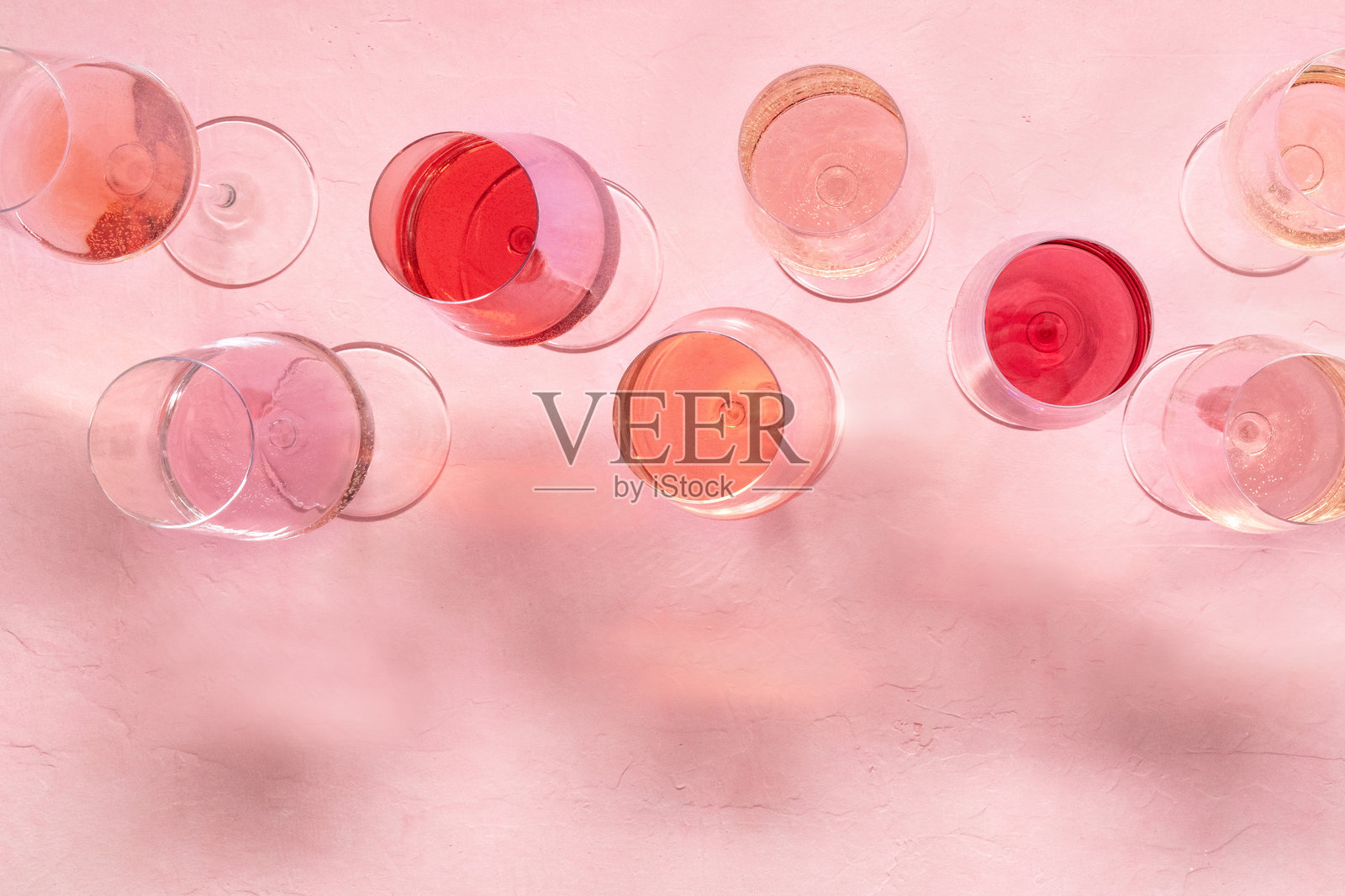 玫瑰酒的多样组合，俯视平铺拍摄，展现多种色调和色彩。照片摄影图片