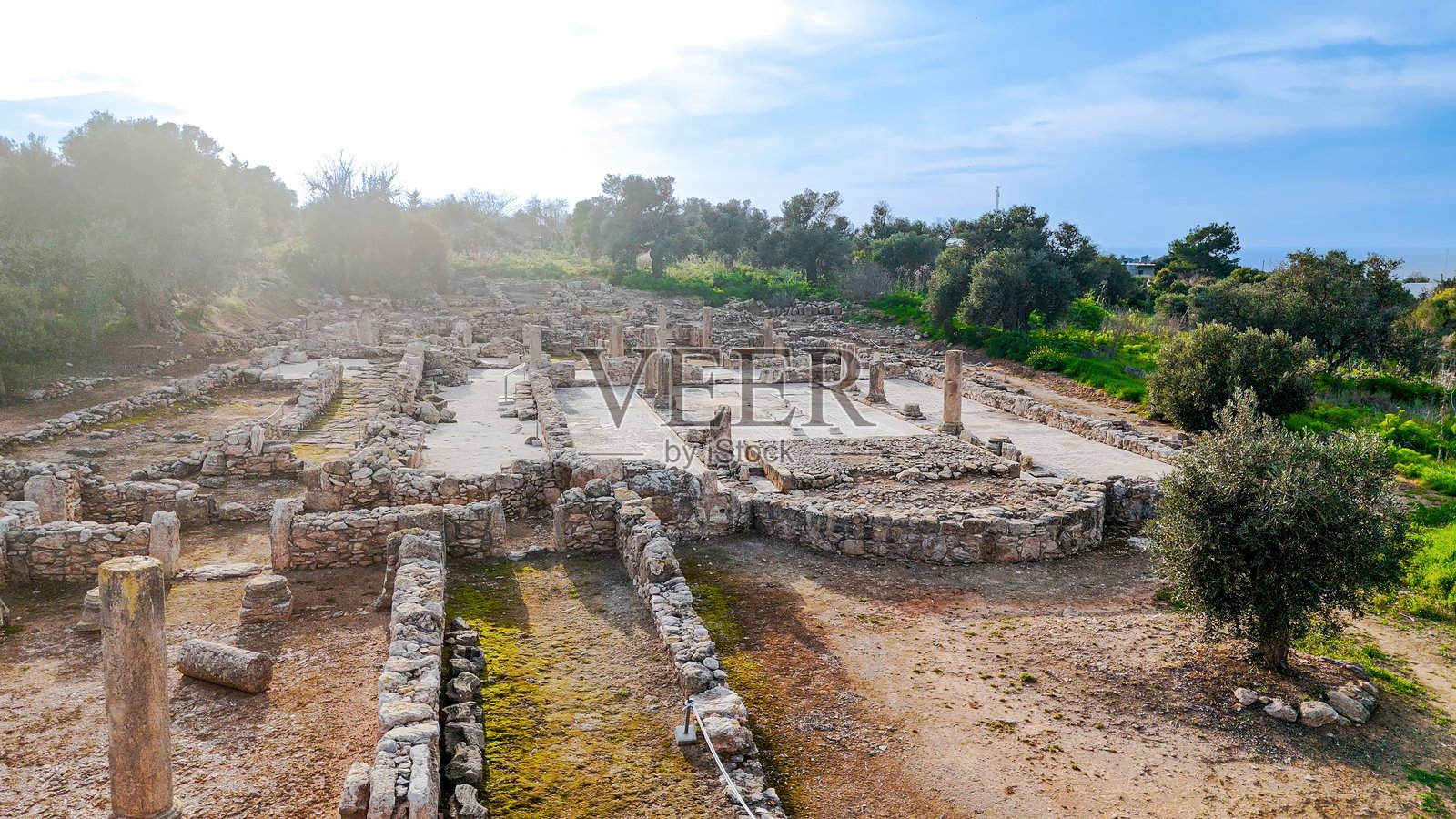 北塞浦路斯阿依亚·特里亚斯大教堂遗址的鸟瞰图，古老的拜占庭教堂遗迹，拥有马赛克地板和石柱，周围环绕着绿色的自然景观，历史考古遗址。照片摄影图片