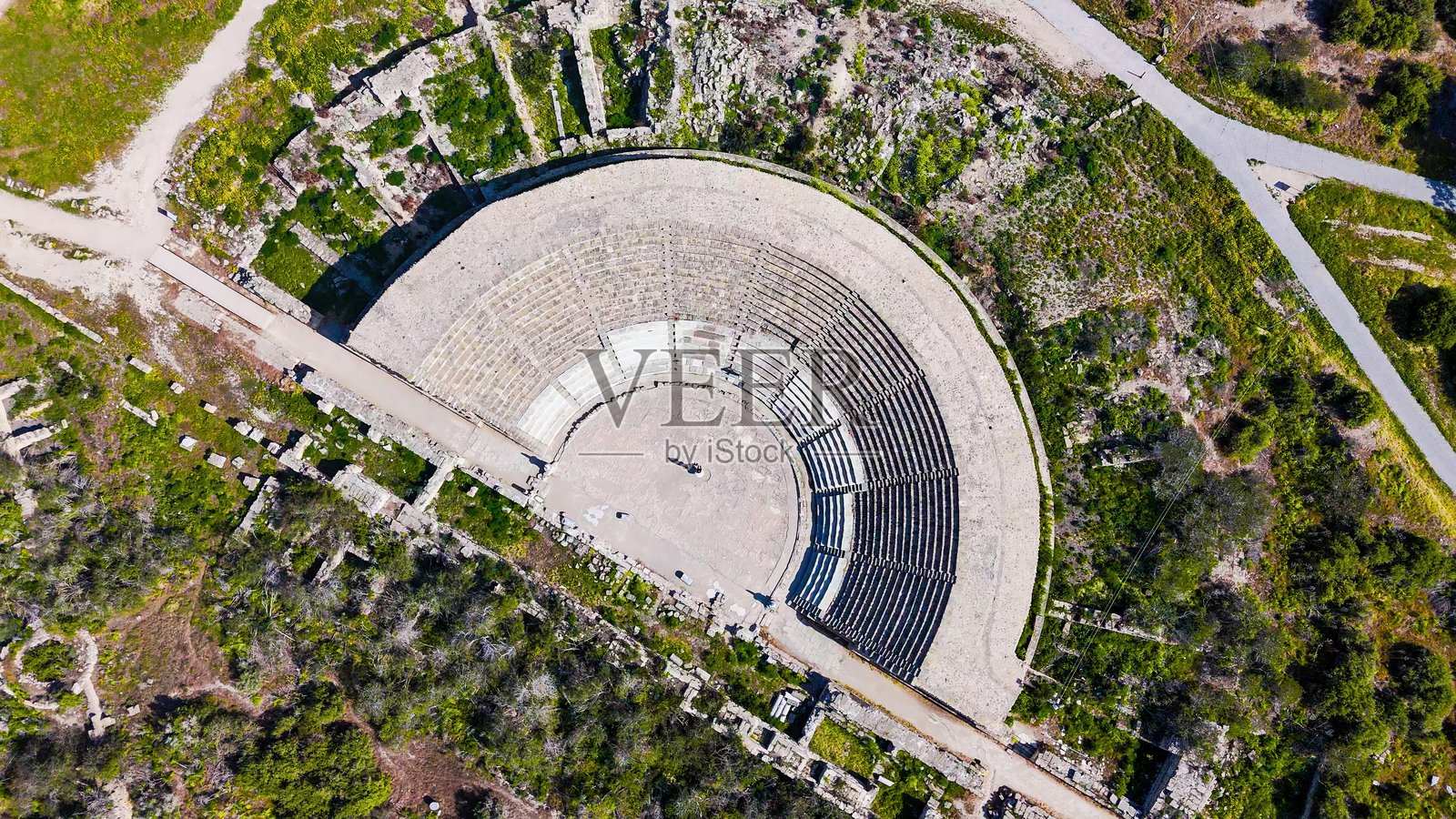 北塞浦路斯法马古斯塔古老的萨拉米斯遗址的鸟瞰图，希腊罗马考古遗址，拥有大理石柱、圆形剧场和体育馆遗迹，历史悠久的海滨城市，背景是地中海。照片摄影图片