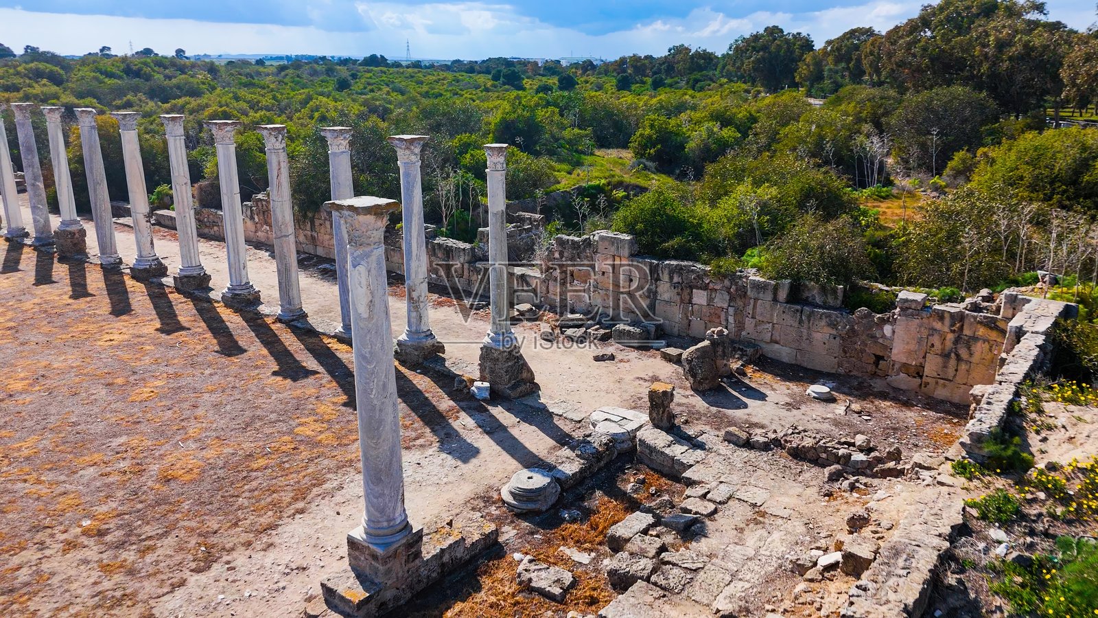 北塞浦路斯法马古斯塔古老的萨拉米斯遗址的鸟瞰图，希腊罗马考古遗址，拥有大理石柱、圆形剧场和体育馆遗迹，历史悠久的海滨城市，背景是地中海。照片摄影图片