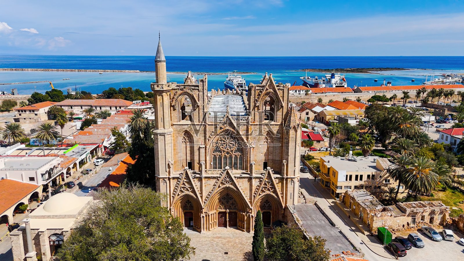 法马古斯塔的拉拉穆斯塔法帕夏清真寺的鸟瞰图，哥特式建筑与奥斯曼风格的宣礼塔，历史悠久的教堂改建为清真寺，老城区的中世纪地标，海岸城市风光与碧蓝的地中海。照片摄影图片