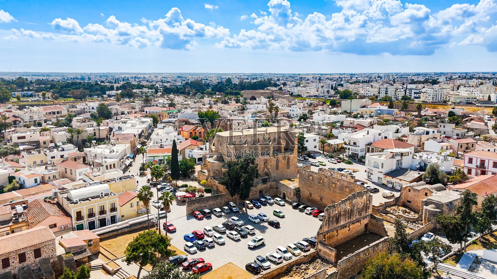 法马古斯塔的圣彼得和圣保罗大教堂（西南帕夏清真寺）鸟瞰图，曾是一座哥特式教堂，拥有中世纪建筑风格，周围是石头房屋和历史城市肌理，文化遗产与旅行概念。照片摄影图片