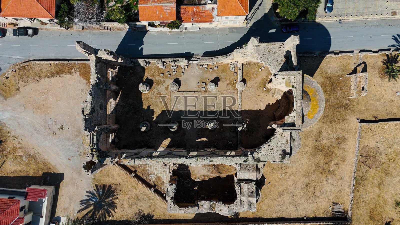 法马古斯塔的希腊圣乔治教堂遗址的鸟瞰图，中世纪哥特式建筑，带有尖拱窗和破碎的石墙，老城区的历史拜占庭地标，废弃且部分毁坏的建筑。照片摄影图片