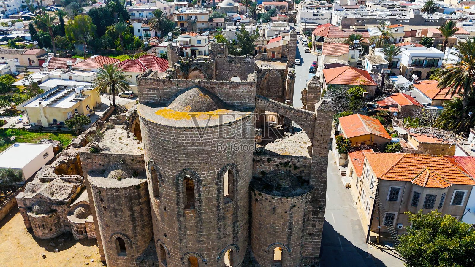 法马古斯塔的希腊圣乔治教堂遗址的鸟瞰图，中世纪哥特式建筑，带有尖拱窗和破碎的石墙，老城区的历史拜占庭地标，废弃且部分毁坏的建筑。照片摄影图片