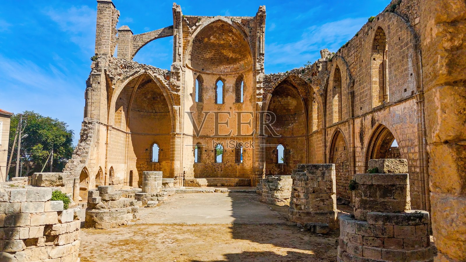 法马古斯塔的希腊圣乔治教堂遗址的鸟瞰图，中世纪哥特式建筑，带有尖拱窗和破碎的石墙，老城区的历史拜占庭地标，废弃且部分毁坏的建筑。照片摄影图片