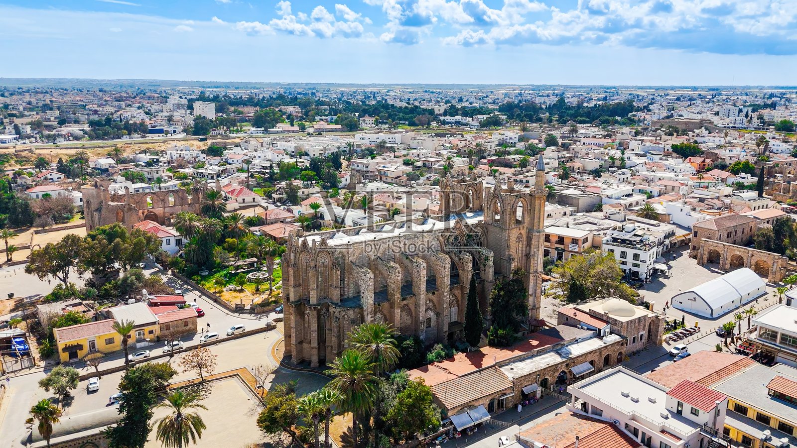 法马古斯塔的拉拉穆斯塔法帕夏清真寺的鸟瞰图，哥特式建筑与奥斯曼风格的宣礼塔，历史悠久的教堂改建为清真寺，老城区的中世纪地标，海岸城市风光与碧蓝的地中海。照片摄影图片