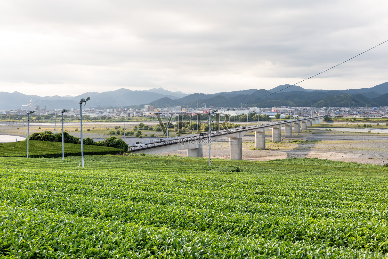 汽车在岛田市的岛田桥上穿行。照片摄影图片