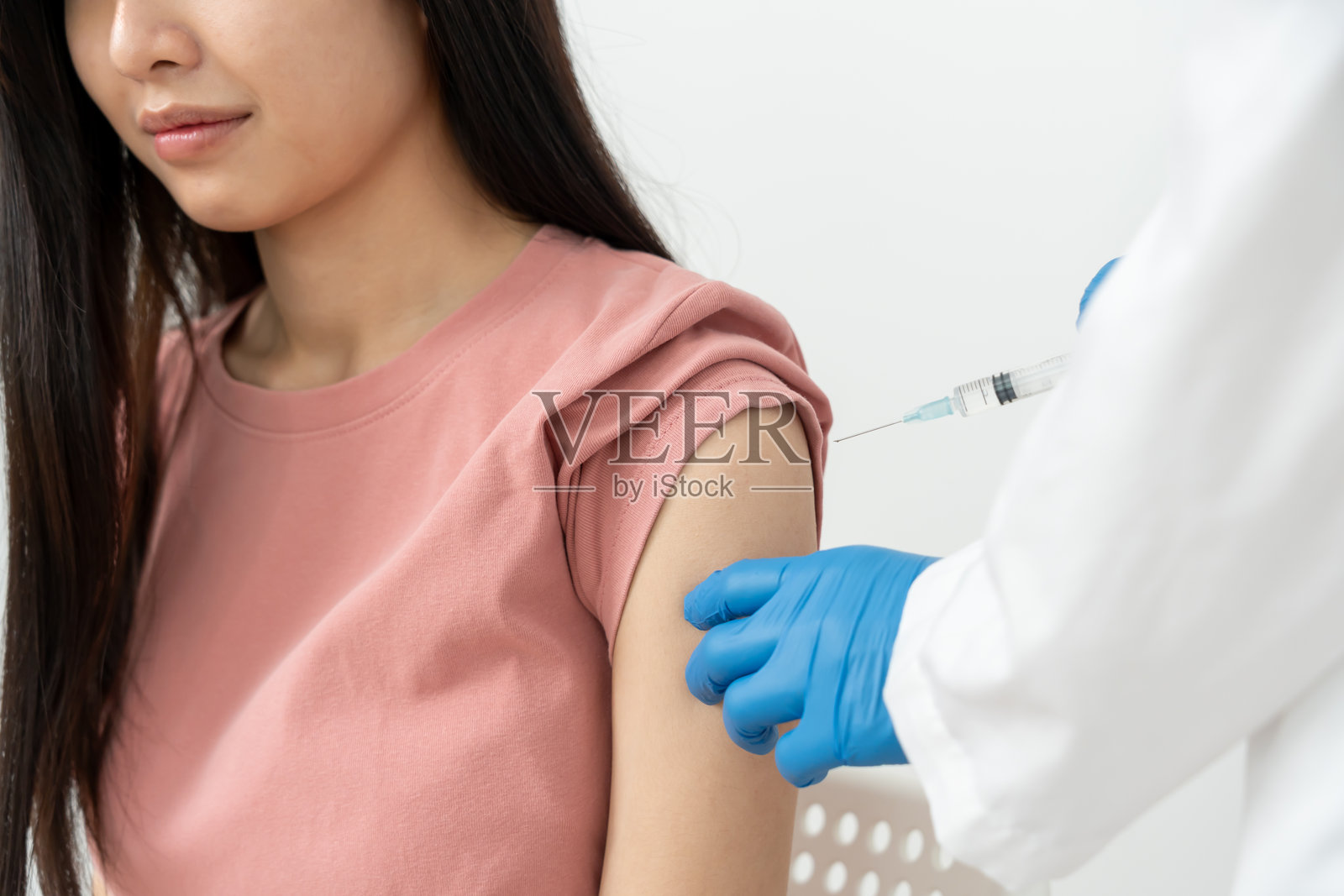 女性在医疗中心接种疫苗以预防疫情，接受护士或医生的免疫病毒疫苗注射，基础疫苗，替代疫苗，风险人群疫苗照片摄影图片