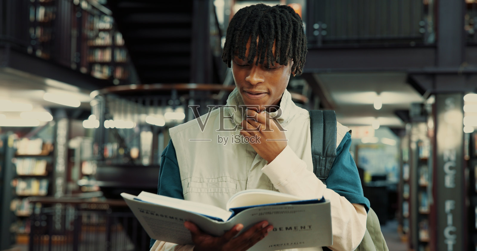 图书馆，黑人男性和学生在思考书籍，学习信息和在校园阅读。大学，个人和商业管理课程，教育和学习用的教科书。照片摄影图片