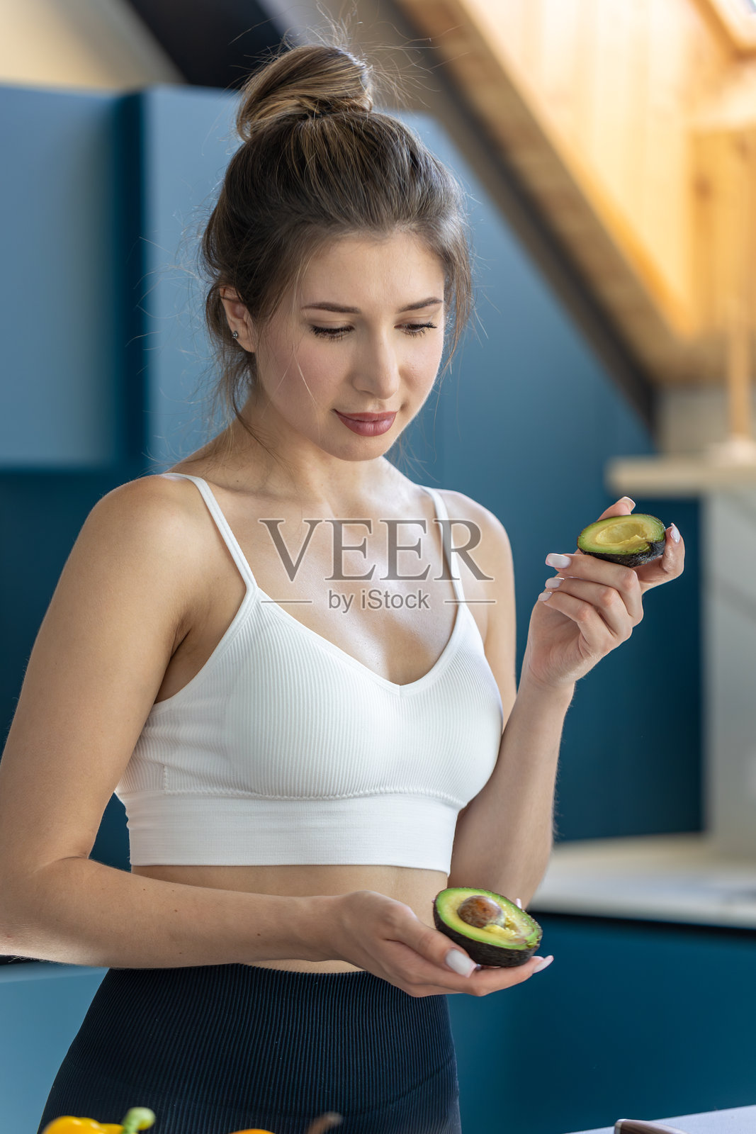 手握鳄梨。健康早餐。自然生活方式。照片摄影图片