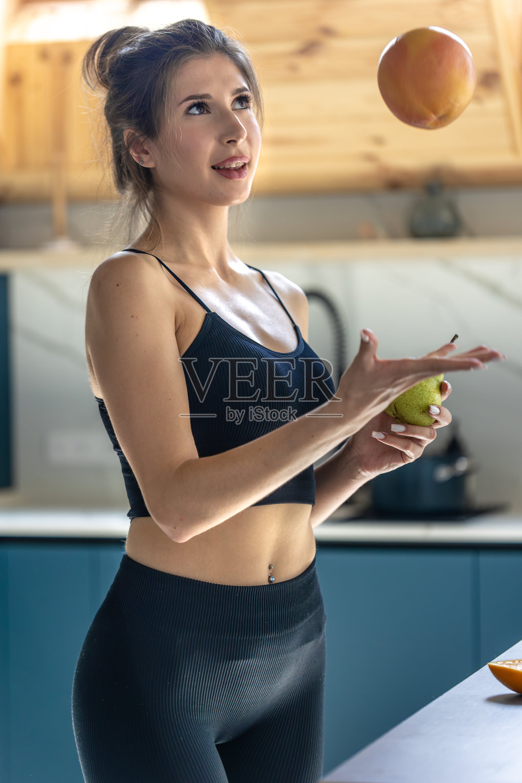 运动中的水果。活力四射的运动感。厨房健康氛围。照片摄影图片