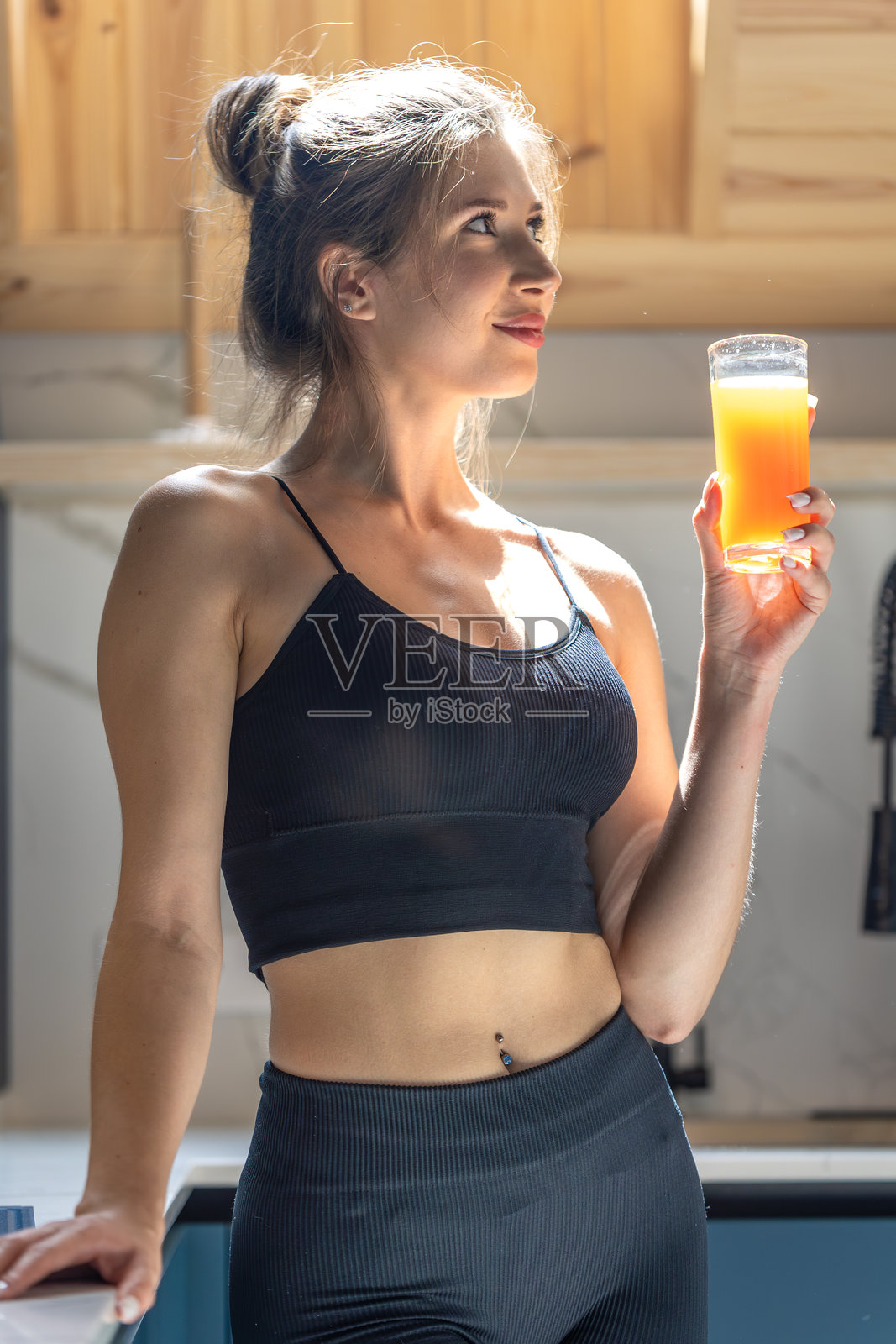 早晨的灵感。健康之美。阳光下的橙汁。照片摄影图片