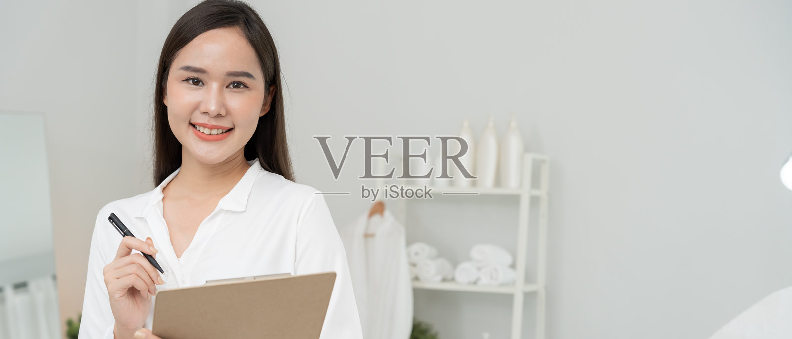 美容诊所，专为VIP客户提供的美容女性肖像，白色房间内有床和椅子。房间干净整洁，注重健康护理、皮肤科、风格、健康、整形美容和美容师。照片摄影图片