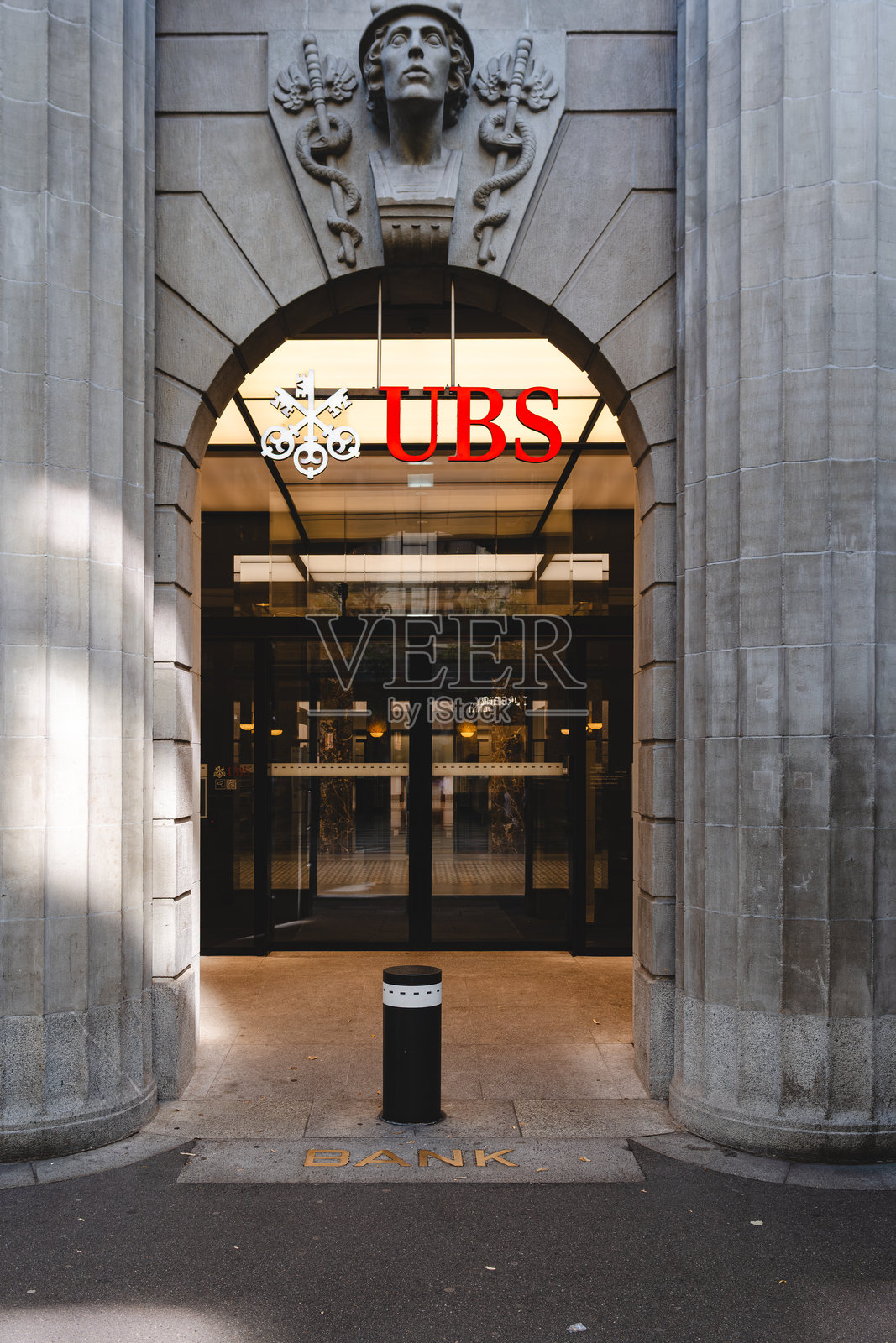 瑞士银行总部在巴霍夫大街的建筑入口。照片摄影图片