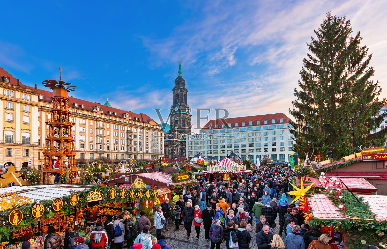 德国德累斯顿。老城区的圣诞市场。照片摄影图片