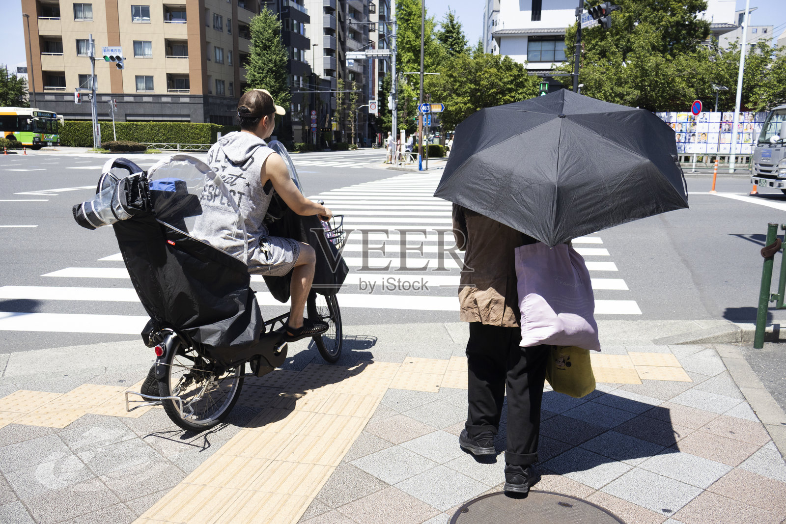 东京，日本，2025年7月21日，台东区浅草，生活方式的城市风景，行人和游客在斑马线等候过马路。照片摄影图片