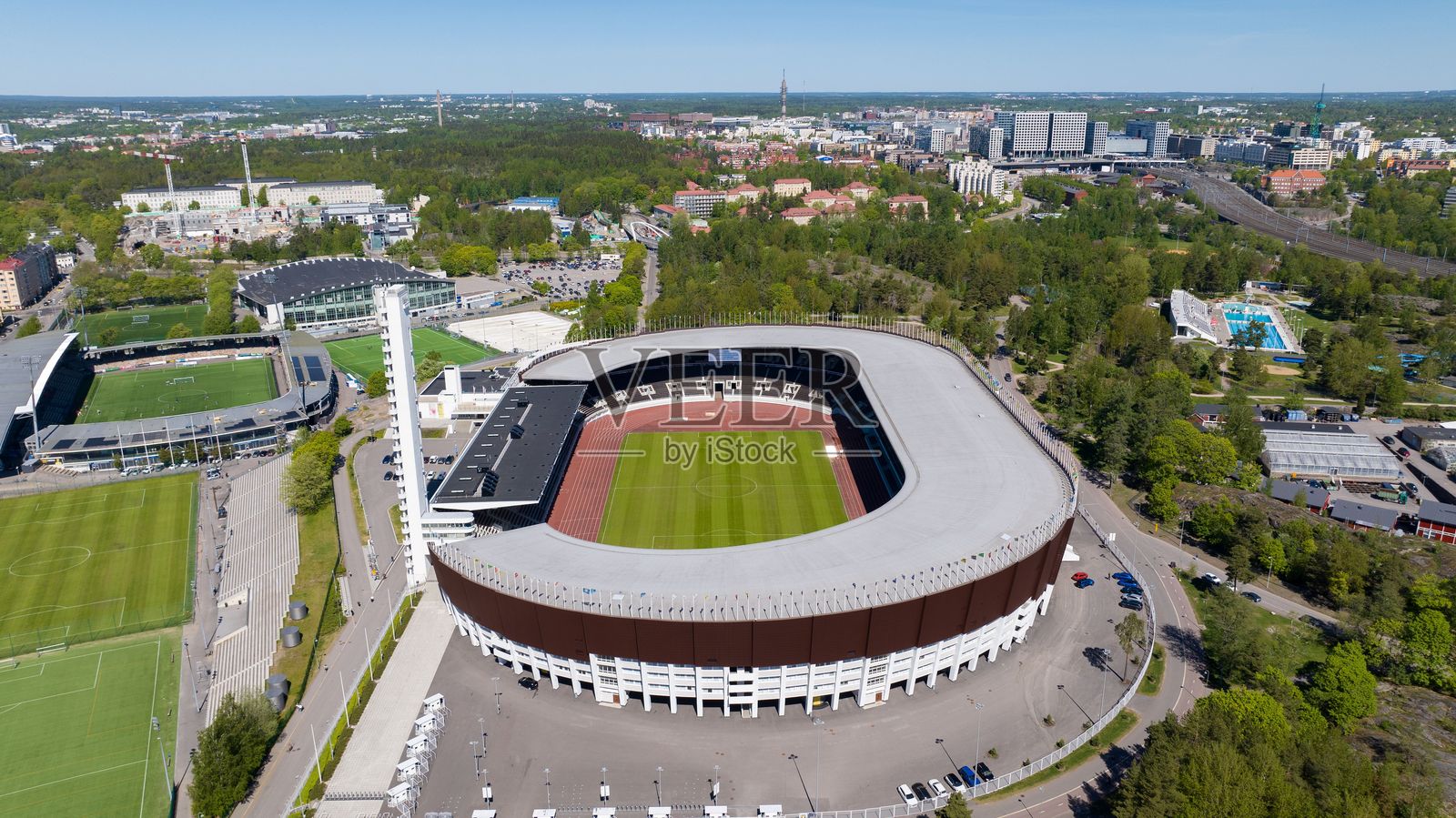 赫尔辛基奥林匹克体育场及城市景观的无人机航拍图照片摄影图片