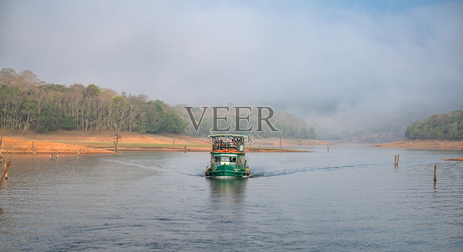 佩里亚湖的游船巡游,清晨雾气弥漫的森林,印度喀拉拉邦的野生动物保护区,伊杜基和帕塔南提塔,帕姆巴河流域,2025年3月25日照片摄影图片