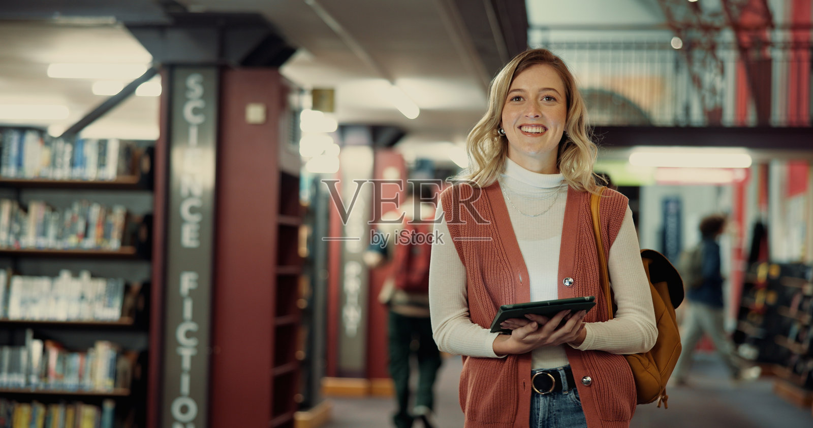 肖像，学生和女性手持平板电脑，在图书馆自信地进行考试或大学研究。快乐的学习者和使用科技进行学习的人，知识和在线备考，空间和奖学金。照片摄影图片