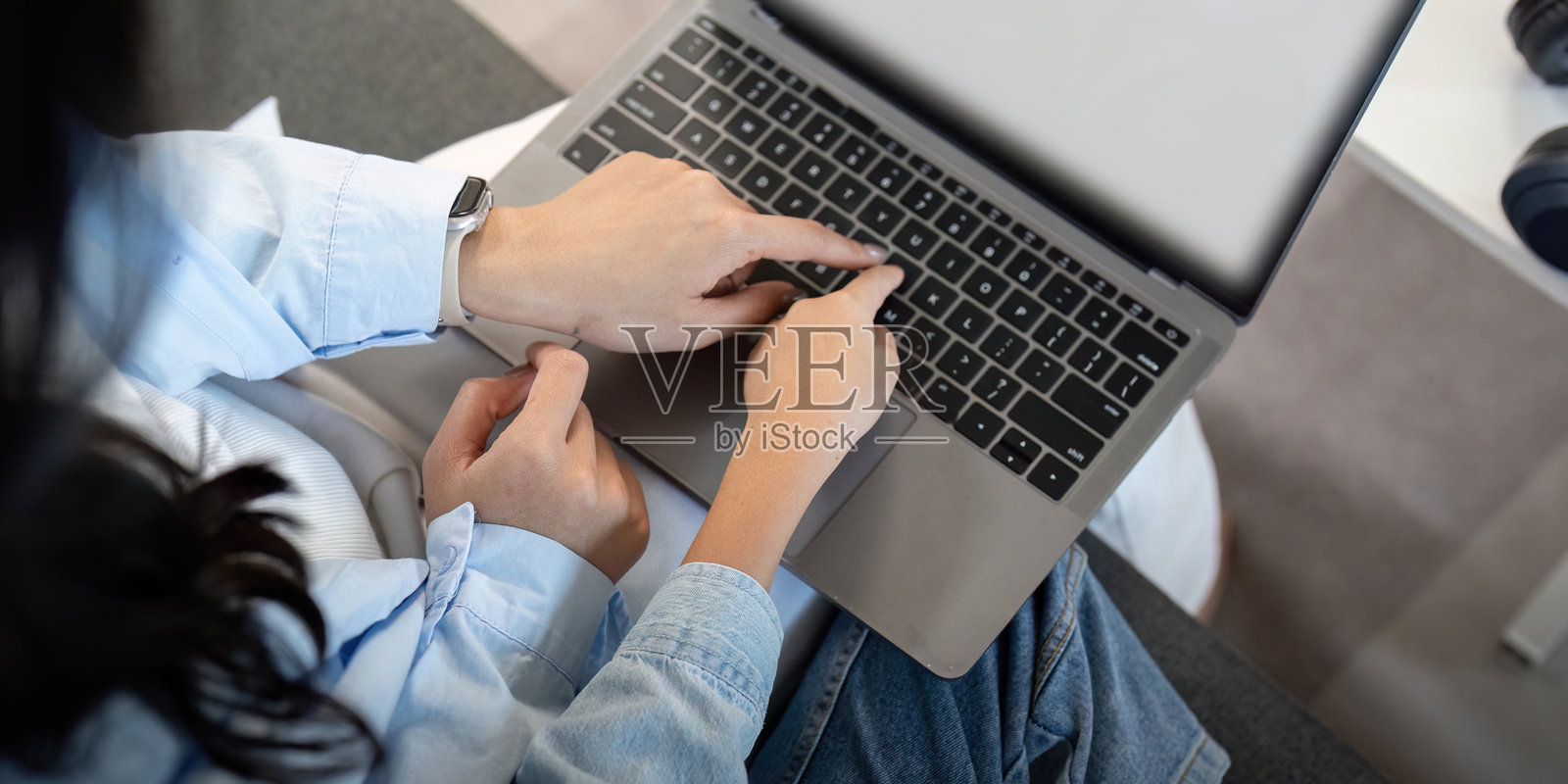 数字学习。母亲和儿子互动使用笔记本电脑键盘的特写。照片摄影图片