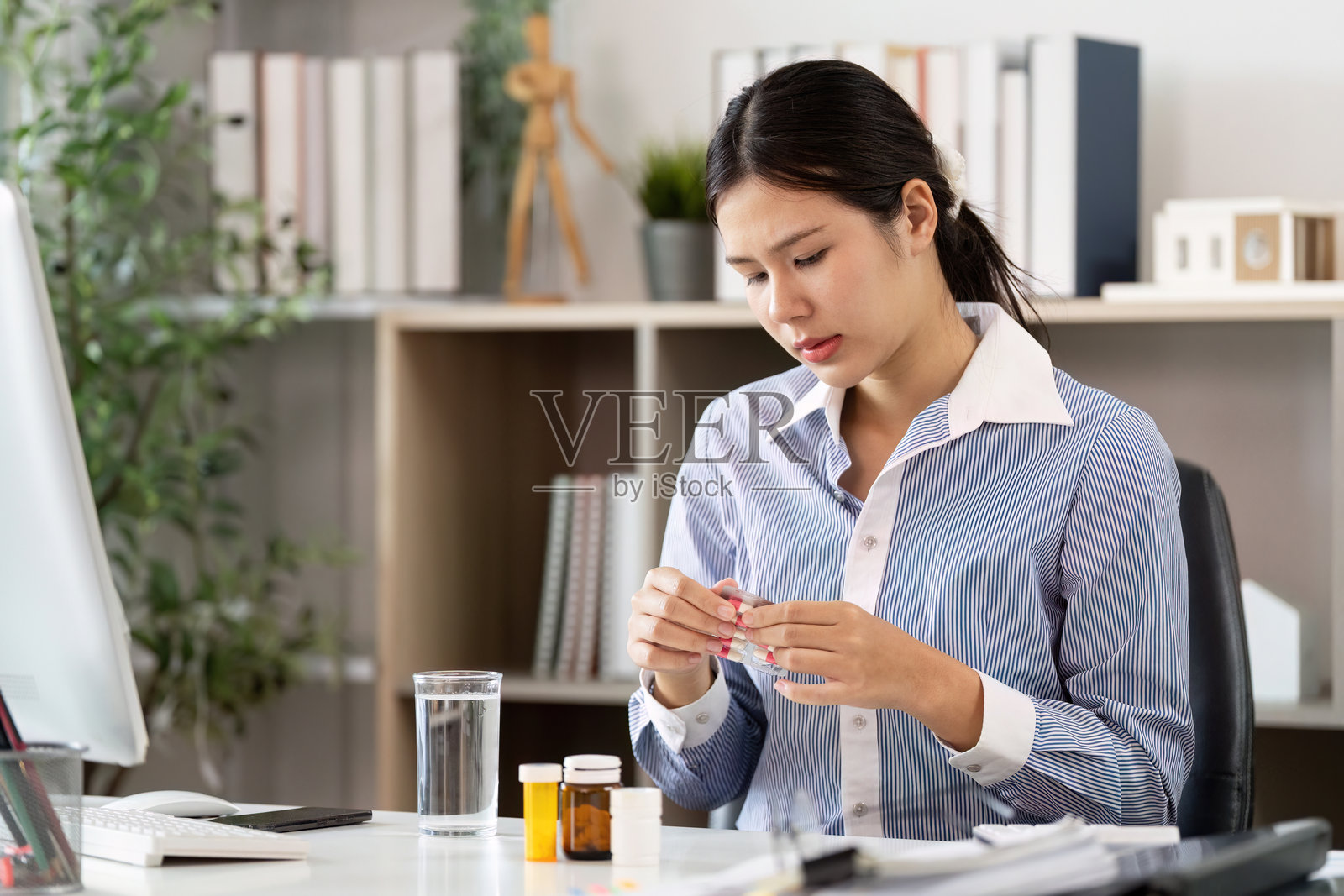 办公室综合症：女性管理药物以缓解压力照片摄影图片