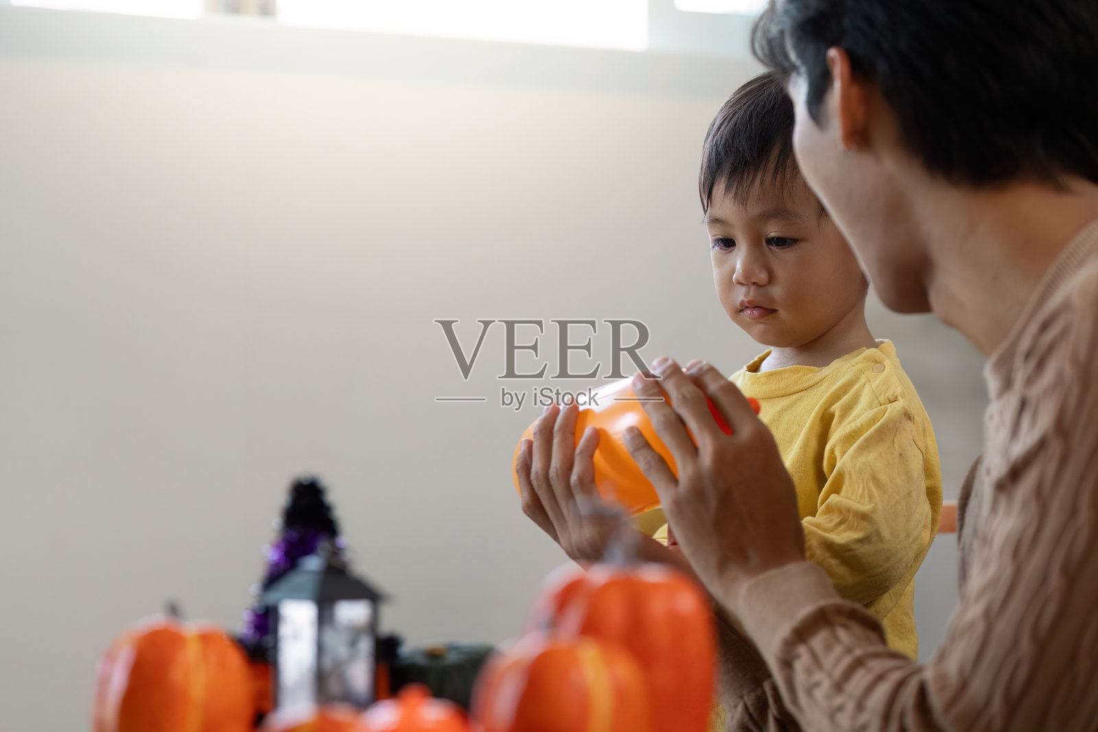 父亲和儿子一起探索万圣节的糖果照片摄影图片