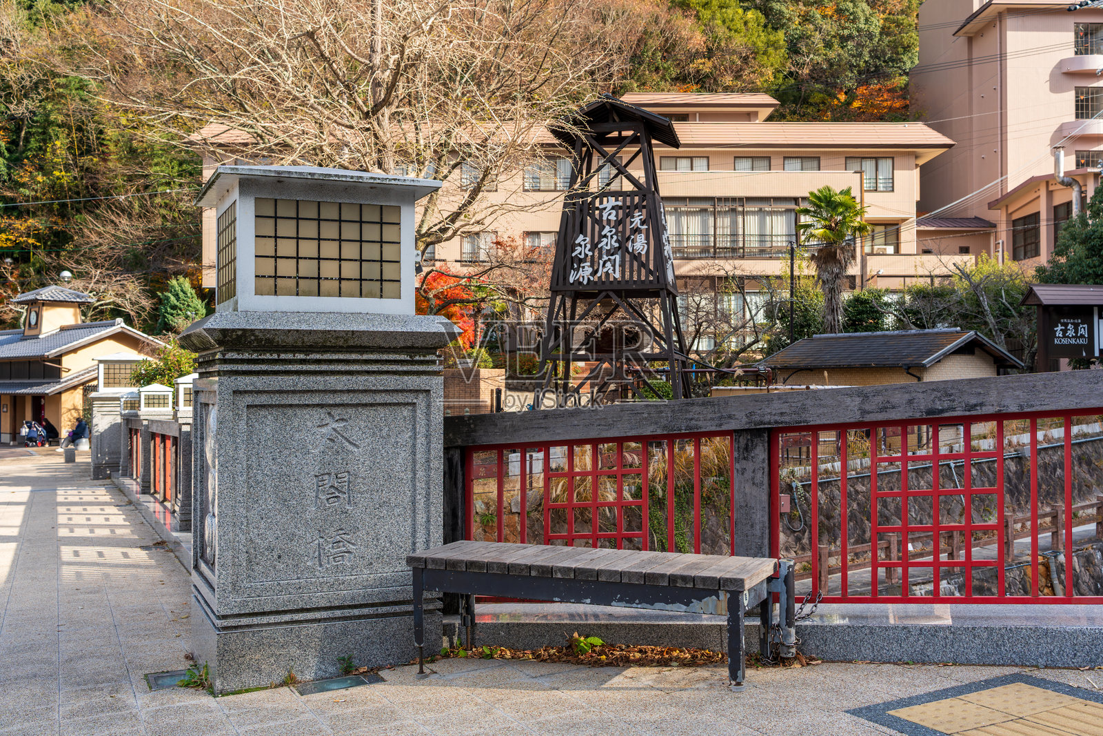秋天的有马温泉，显眼的红色太鼓桥。兵库，日本。照片摄影图片
