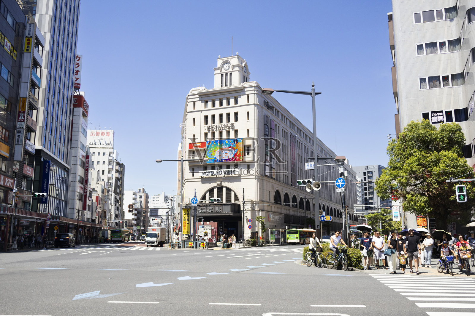 东京日本台东区和浅草十字路口的城市风景，适合日本游客在2025年7月21日黄昏时分步行穿越街道，感受交通繁忙的氛围。照片摄影图片