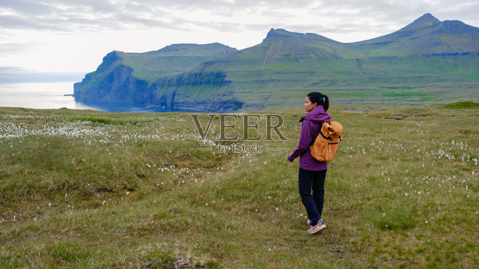 在宁静的徒步旅行中探索法罗群岛令人叹为观止的风景照片摄影图片