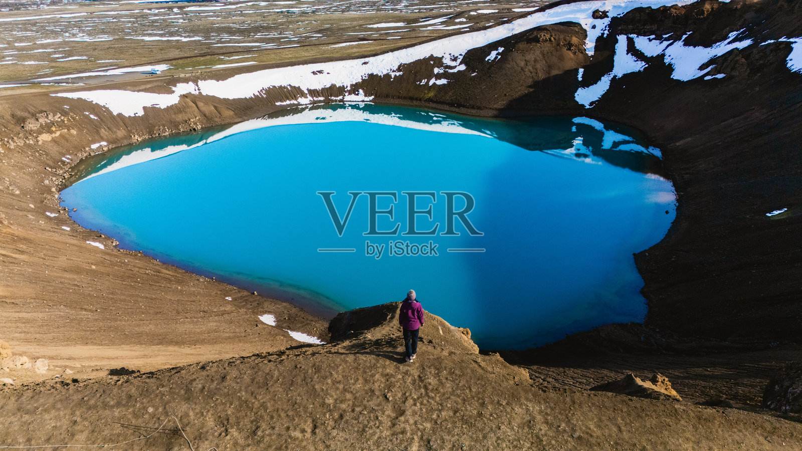 探索冰岛地热景观中克拉夫拉火山口令人惊叹的蓝色湖水照片摄影图片