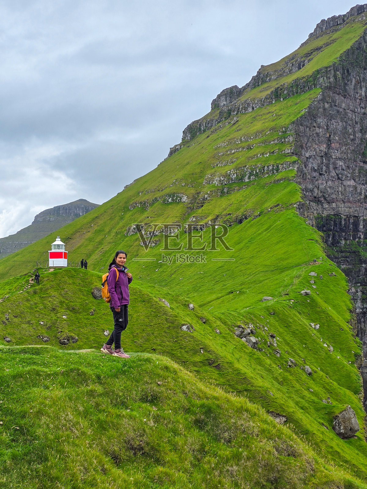 在多云的日子里探索法罗群岛令人叹为观止的悬崖照片摄影图片