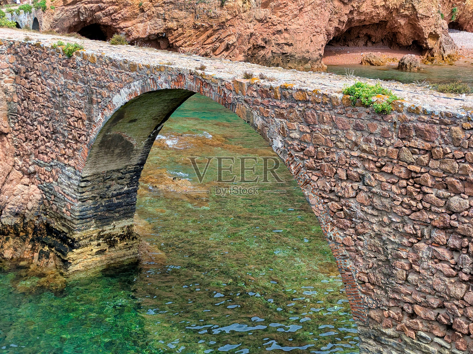 通往葡萄牙贝伦加岛圣若望·巴普蒂斯塔堡垒的通道桥，四周环绕着清澈的海水。照片摄影图片