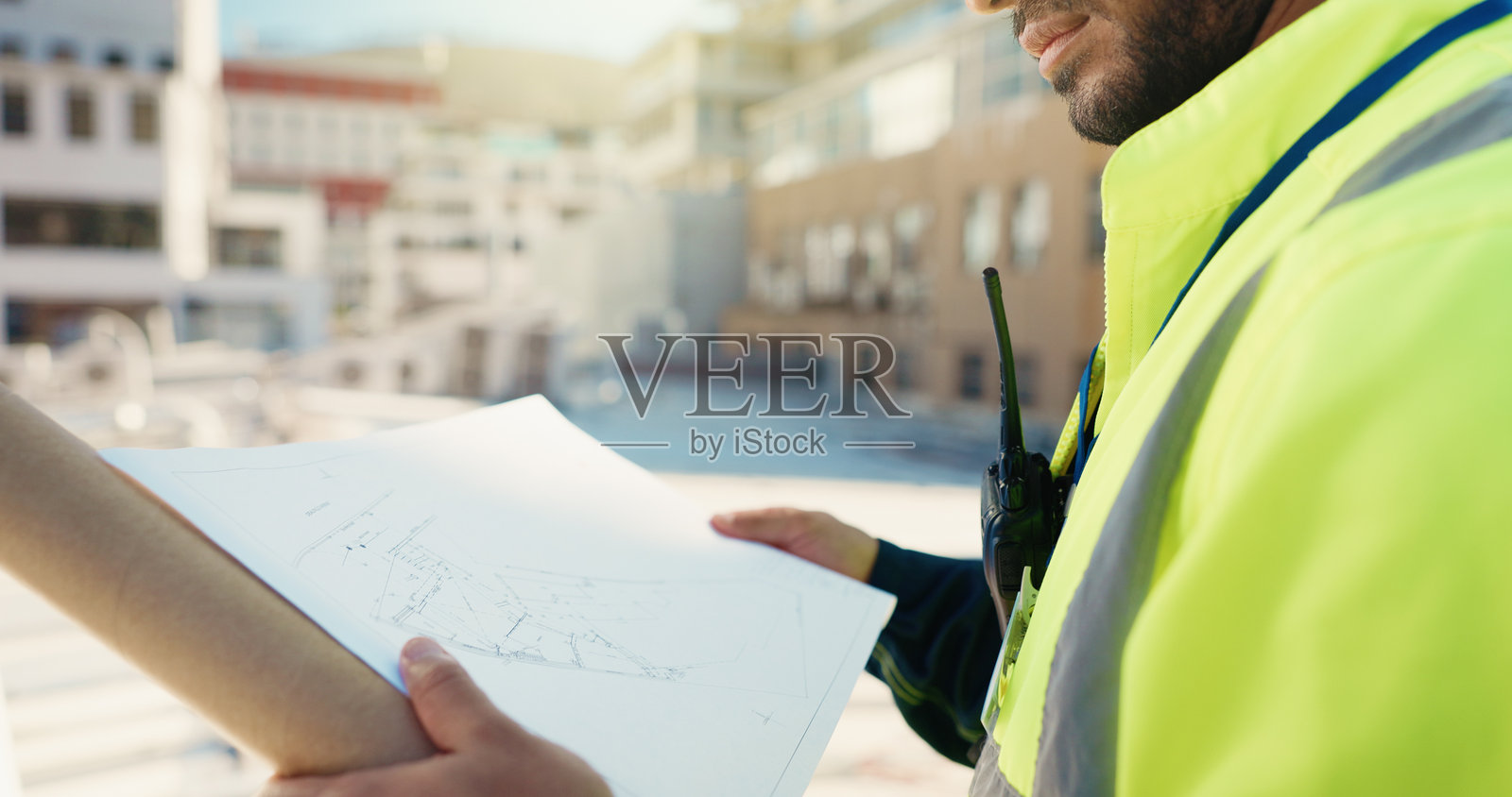 蓝图、手和承包商与城市中的男子进行进度报告，建筑和工程。平面图、施工现场和建筑进度表，户外有个人进行翻新项目。照片摄影图片