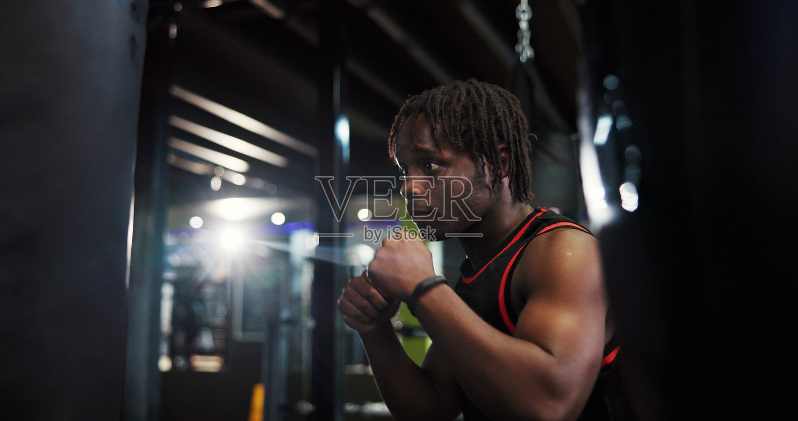 黑人男性在健身房用力量进行拳击训练，挑战自我或练习武术。非洲运动员在俱乐部使用拳头进行锻炼，参与接触性运动。照片摄影图片