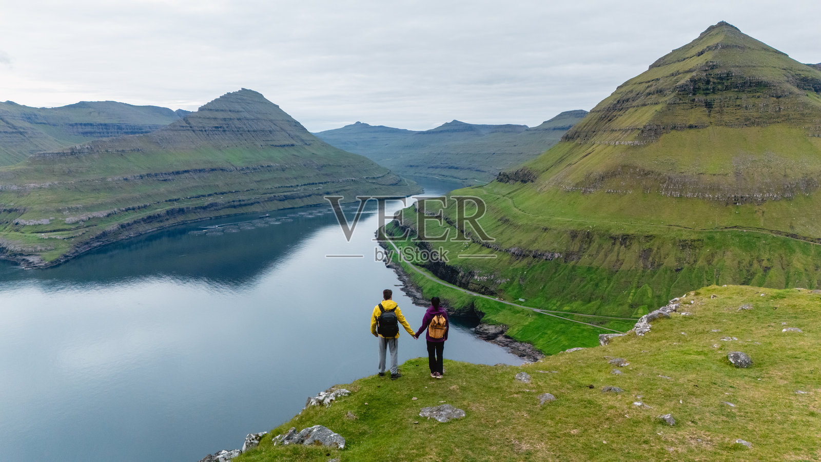 探索法罗群岛令人叹为观止的Gonguturur Hvithamar步道，享受壮丽的景色照片摄影图片