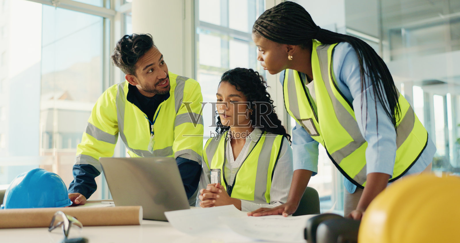承包商、团队和会议，使用笔记本电脑进行建筑项目或工业规划。人们、建筑工人或建筑师在办公室一起使用电脑或文件进行楼层布局或维护。照片摄影图片