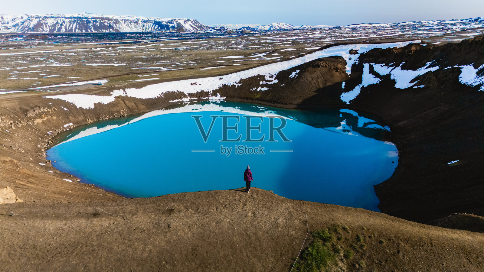 探索冰岛克拉夫拉火山口的惊人美景，湛蓝的湖水令人心醉。照片摄影图片