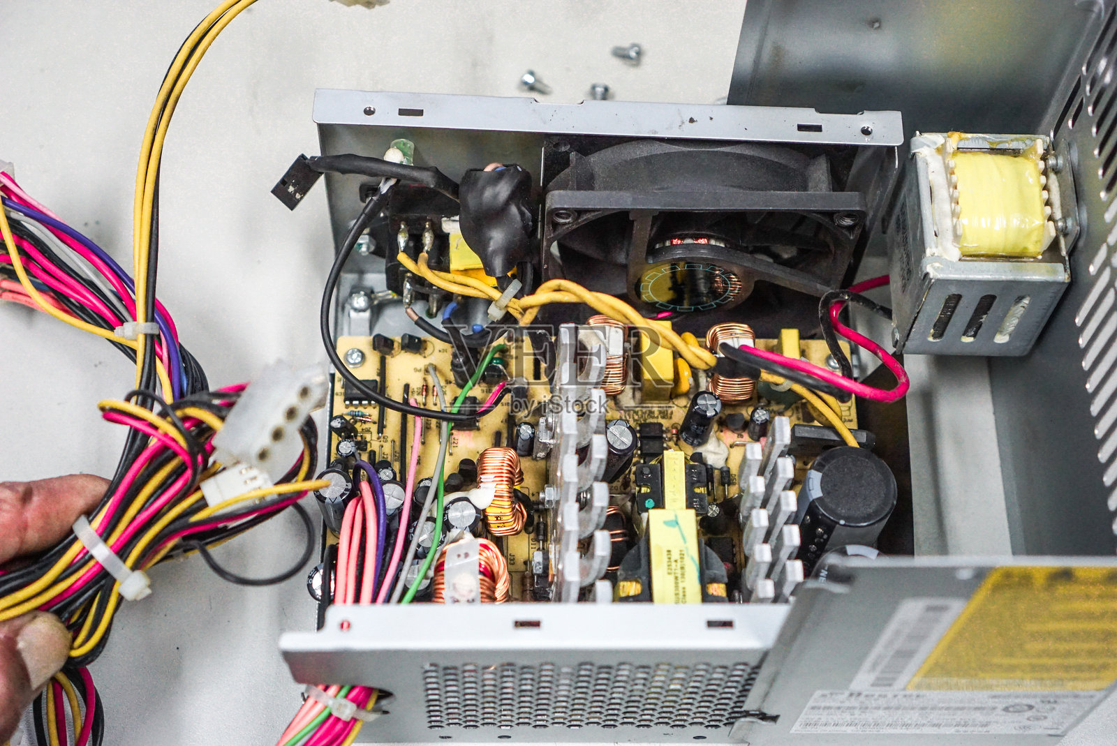 计算机电源单元的内部组件。照片摄影图片