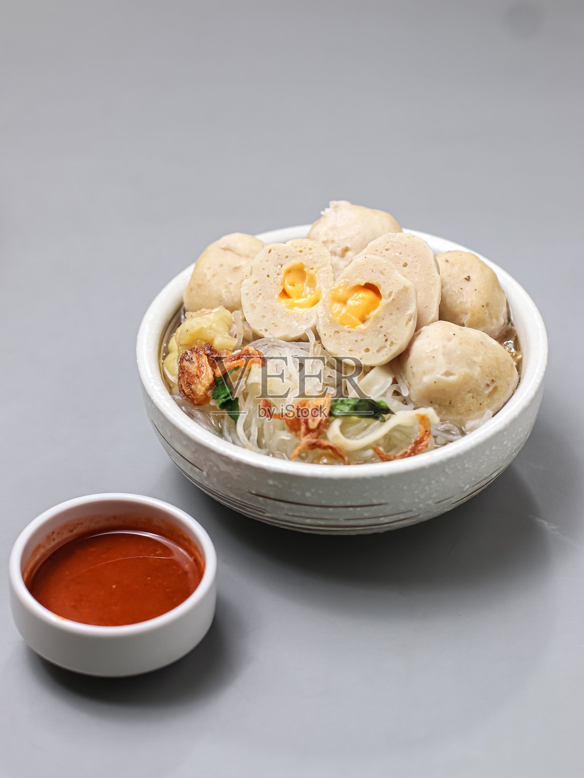 鸡肉丸子夹心奶酪，配上面条照片摄影图片