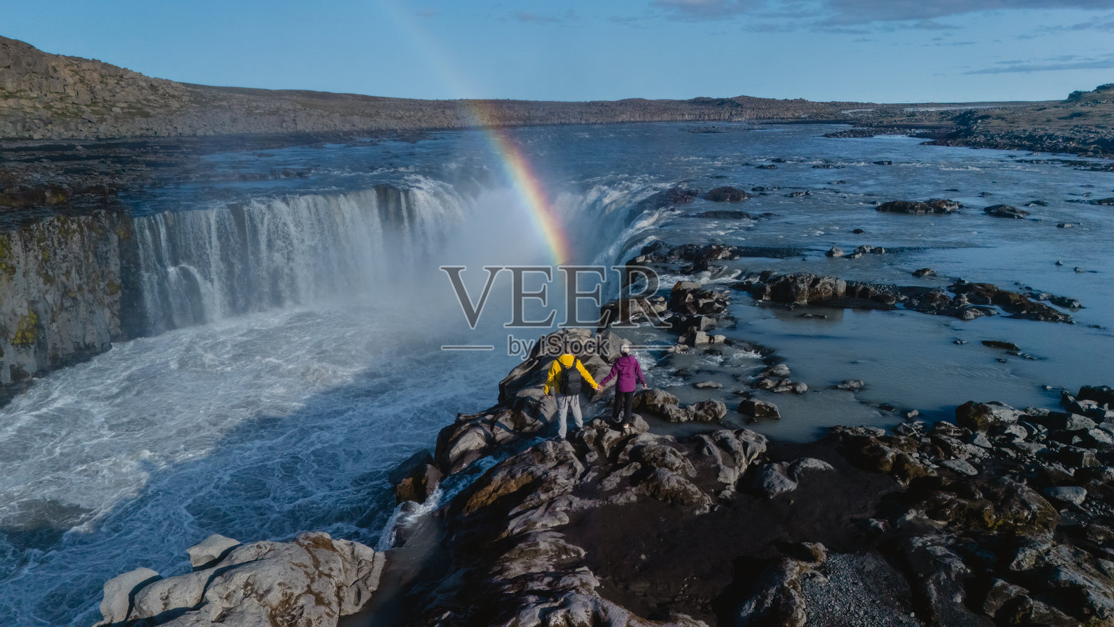 冰岛塞尔福斯瀑布附近的壮观彩虹景色照片摄影图片