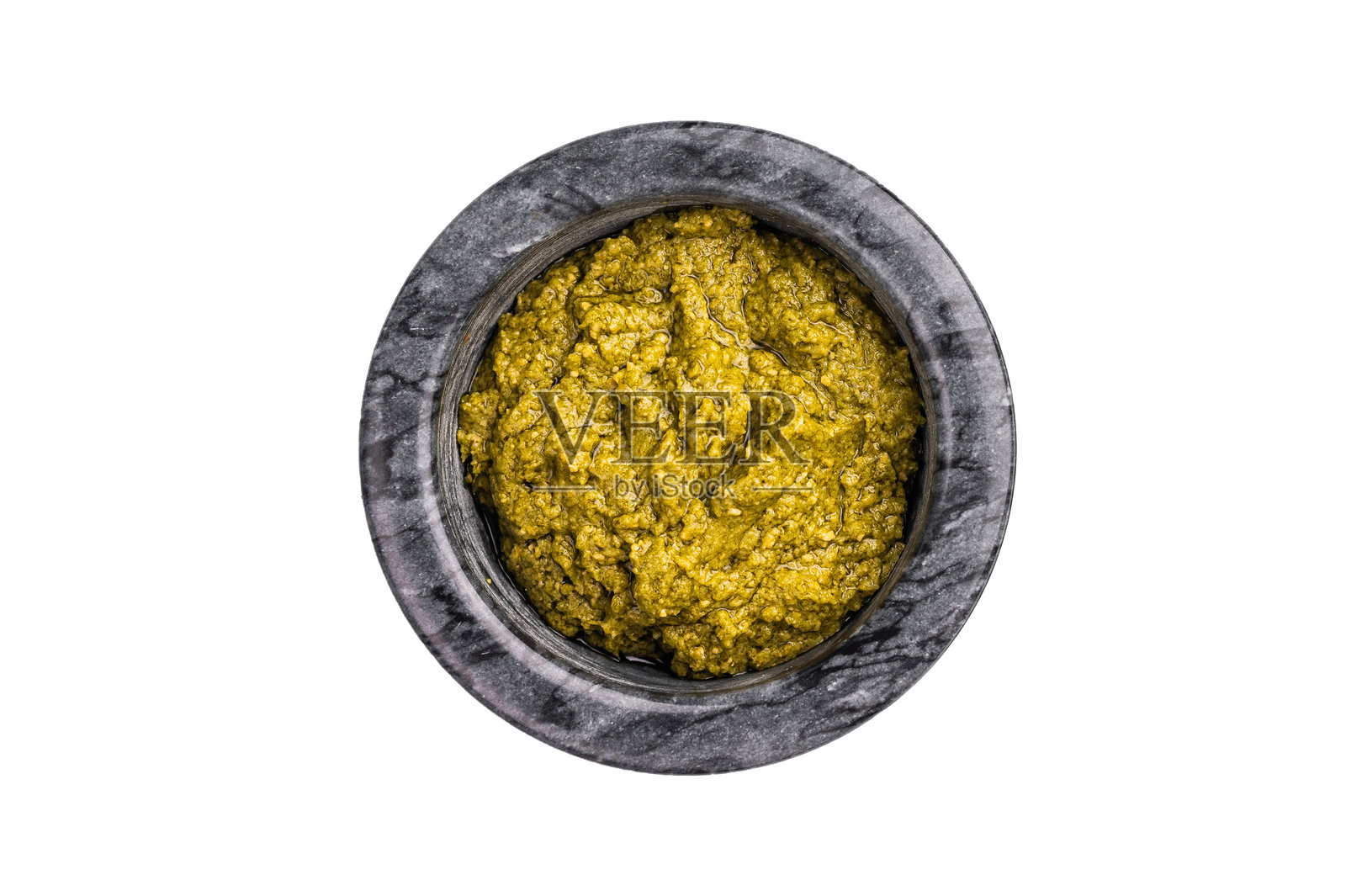 意大利香蒜酱与新鲜罗勒的酱料，盛在碗中，背景为白色。照片摄影图片