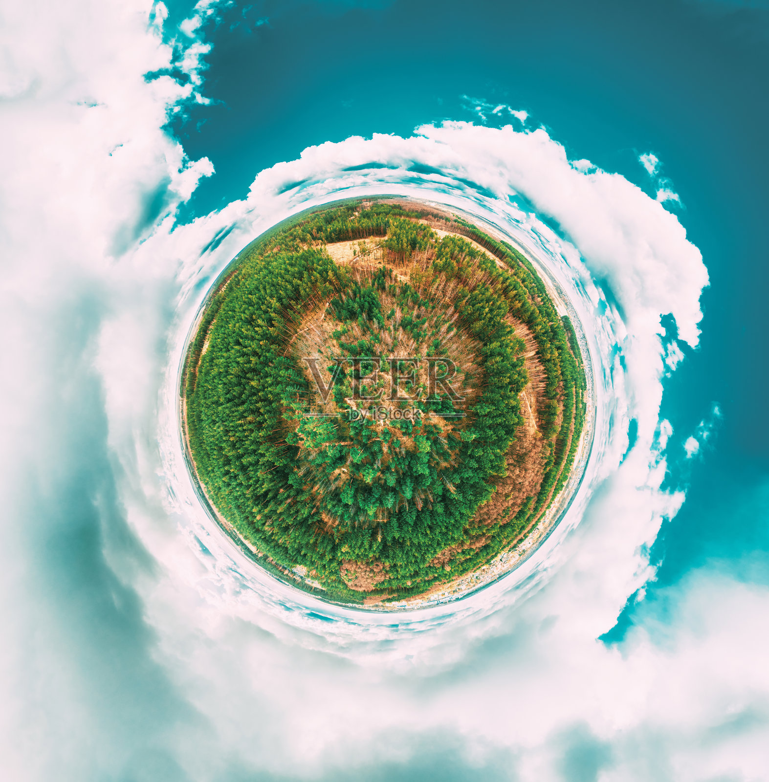 鸟瞰绿色乡村，乡村森林、河流、田野和草地的风景，阳光明媚的夏日。高空俯瞰美丽自然，展现小小星球的概念。照片摄影图片